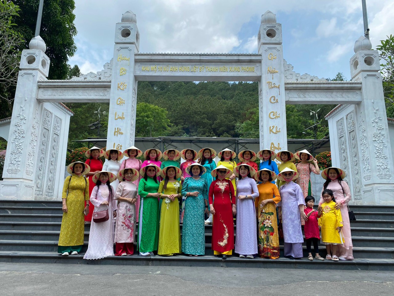 Hội LHPN huyện Thanh Trì tổ chức giáo dục truyền thống tại Quảng Bình và Thừa Thiên Huế - ảnh 3