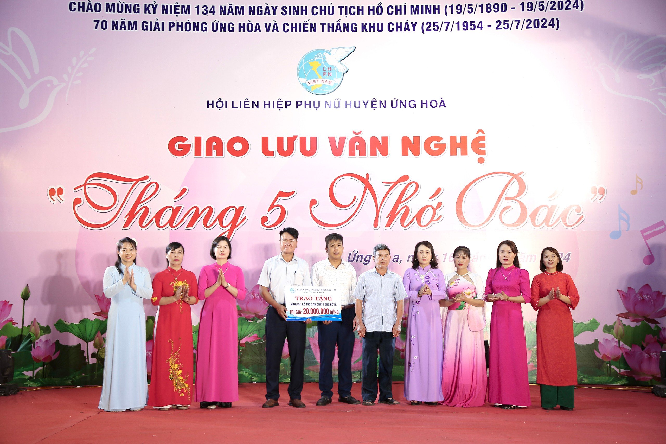 Giao lưu văn nghệ, phát động thi đua học và làm theo gương Bác - ảnh 2