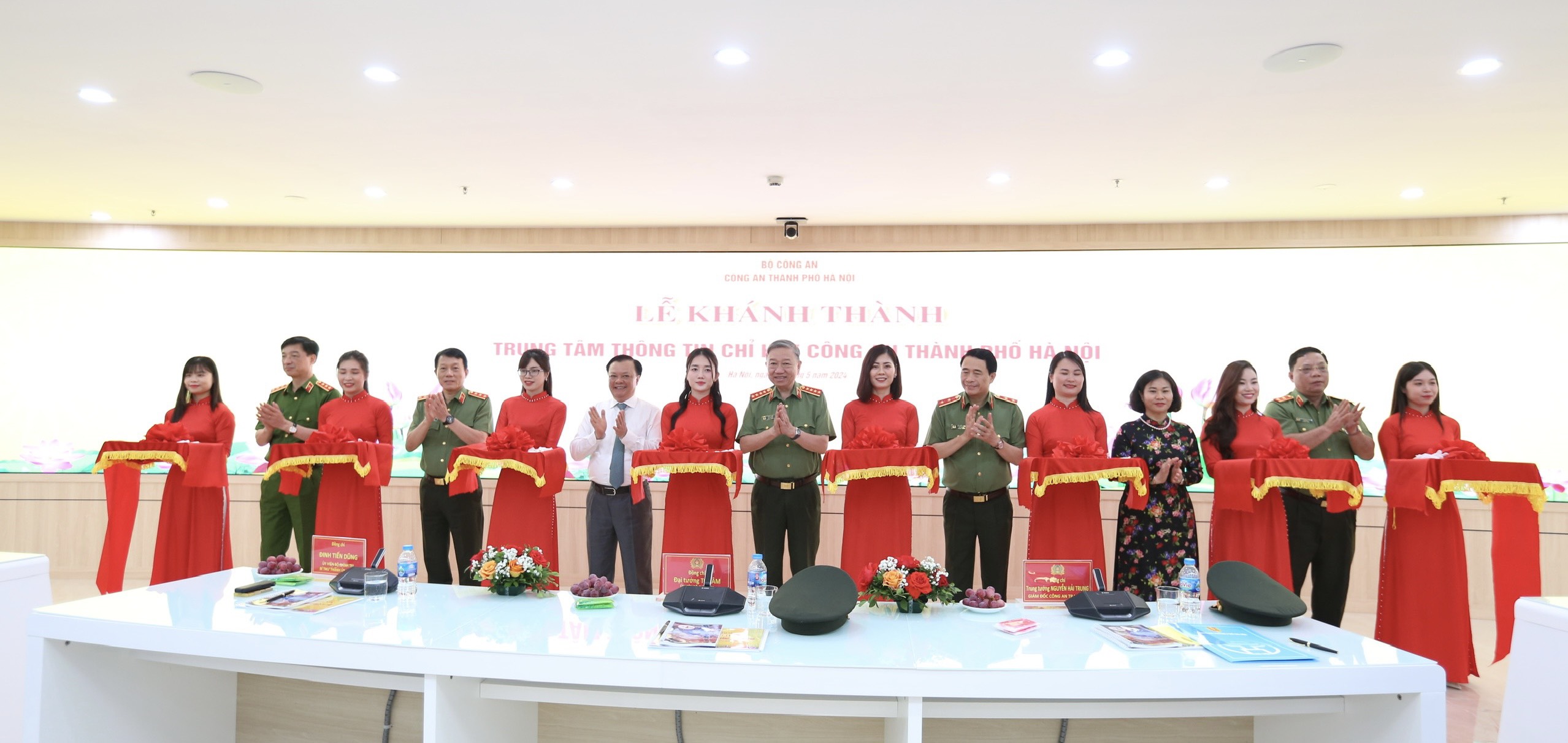 Khánh thành tượng đài Chủ tịch Hồ Chí Minh và Trung tâm Thông tin chỉ huy Công an thành phố Hà Nội - ảnh 2