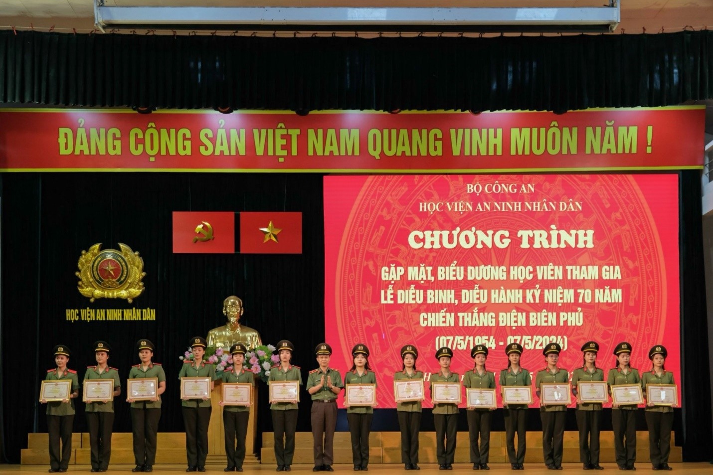 Gặp mặt, biểu dương cán bộ và học viên tham gia lễ diễu binh diễu hành kỷ niệm 70 năm chiến thắng Điện Biên Phủ - ảnh 10