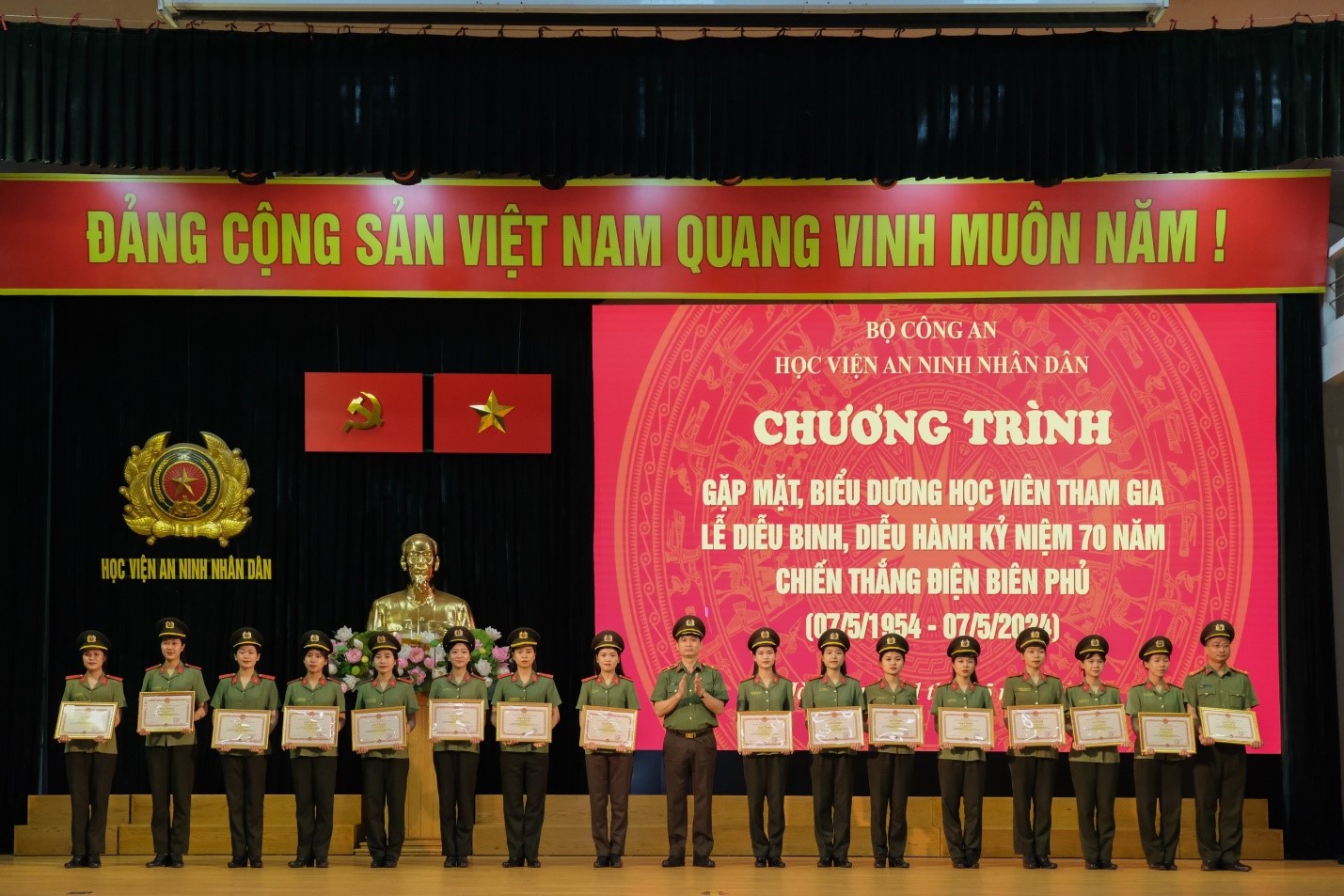 Gặp mặt, biểu dương cán bộ và học viên tham gia lễ diễu binh diễu hành kỷ niệm 70 năm chiến thắng Điện Biên Phủ - ảnh 8