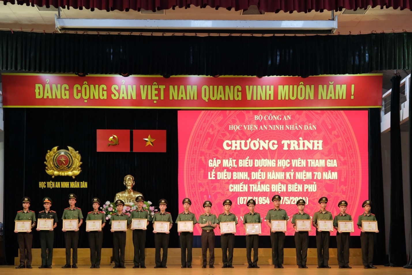 Gặp mặt, biểu dương cán bộ và học viên tham gia lễ diễu binh diễu hành kỷ niệm 70 năm chiến thắng Điện Biên Phủ - ảnh 9