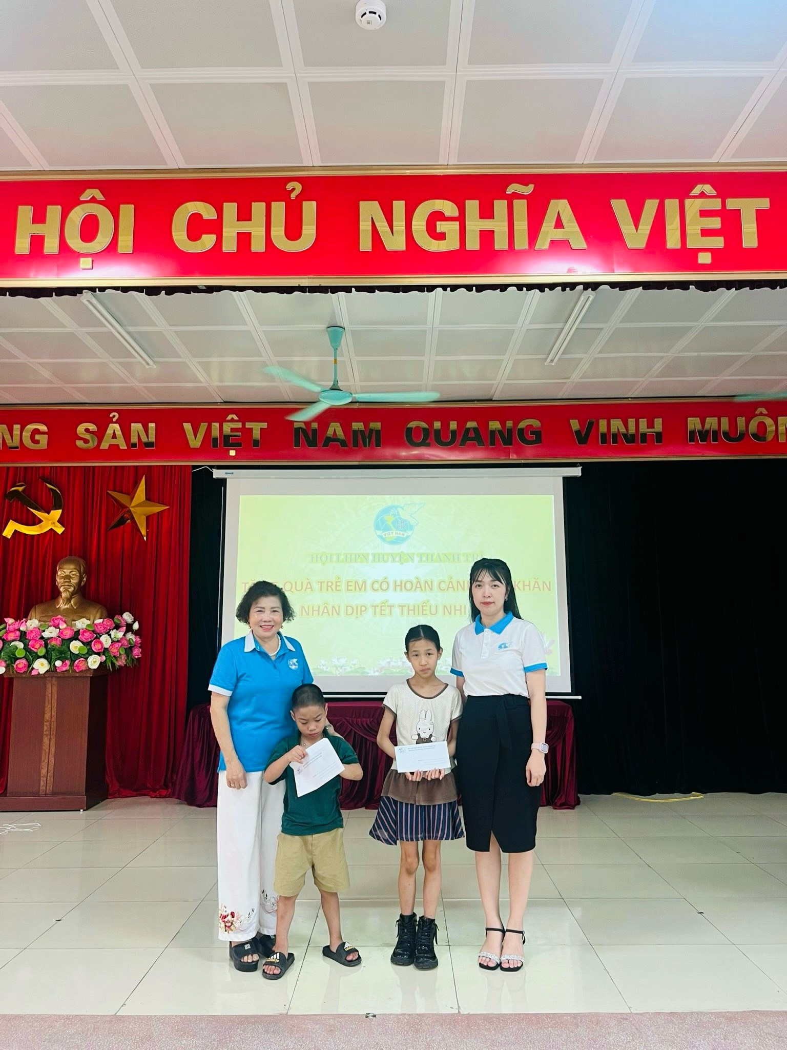 Phụ nữ Thanh Trì tặng gần 200 suất quà cho trẻ em có hoàn cảnh khó khăn nhân ngày Quốc tế thiếu nhi 1/6 - ảnh 2