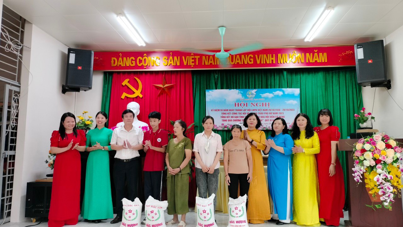 Phụ nữ Thanh Trì tặng gần 200 suất quà cho trẻ em có hoàn cảnh khó khăn nhân ngày Quốc tế thiếu nhi 1/6 - ảnh 1