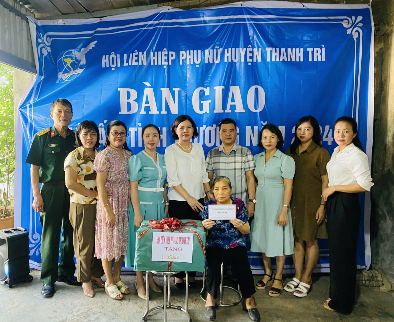 Hội LHPN huyện Thanh Trì: Bàn giao “Mái ấm tình thương” cho hội viên phụ nữ có hoàn cảnh khó khăn - ảnh 2