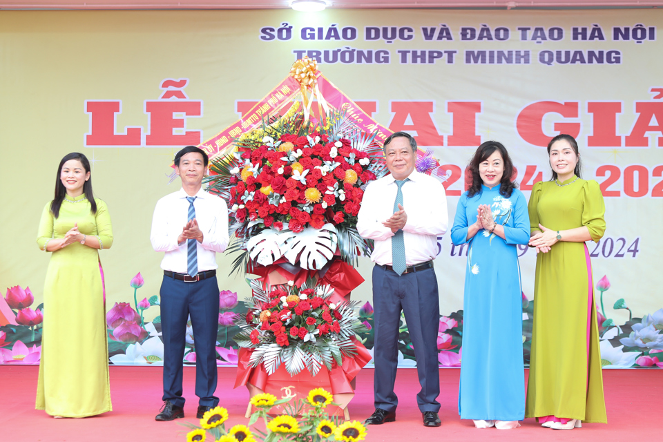 Phó Bí thư Thành ủy Nguyễn Văn Phong dự lễ khai giảng tại Trường THPT Minh Quang - ảnh 3