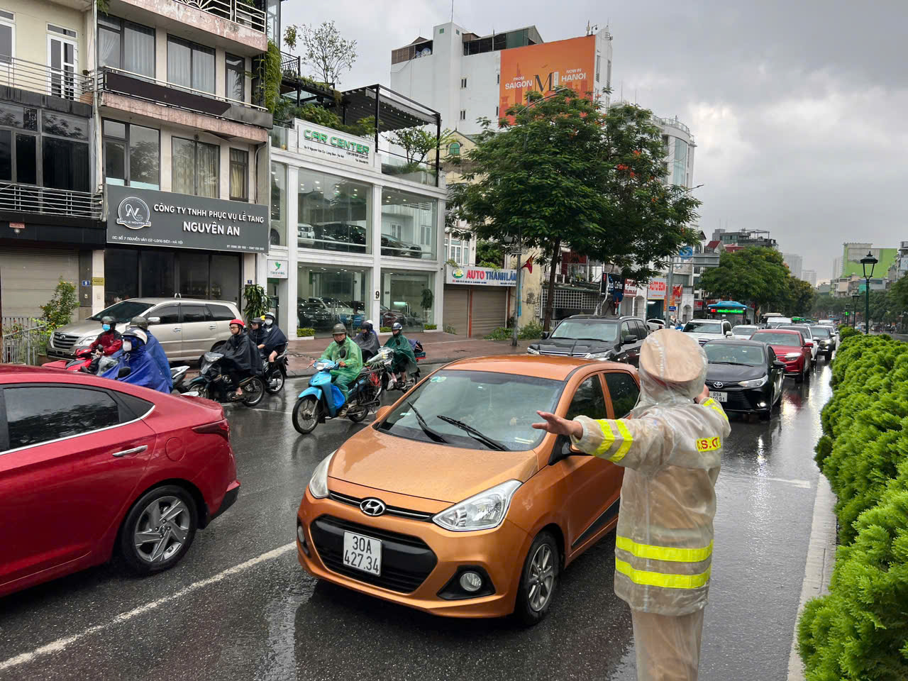 Nhiều tuyến đường Hà Nội bị ngập, người dân đi lại chật vật - ảnh 1