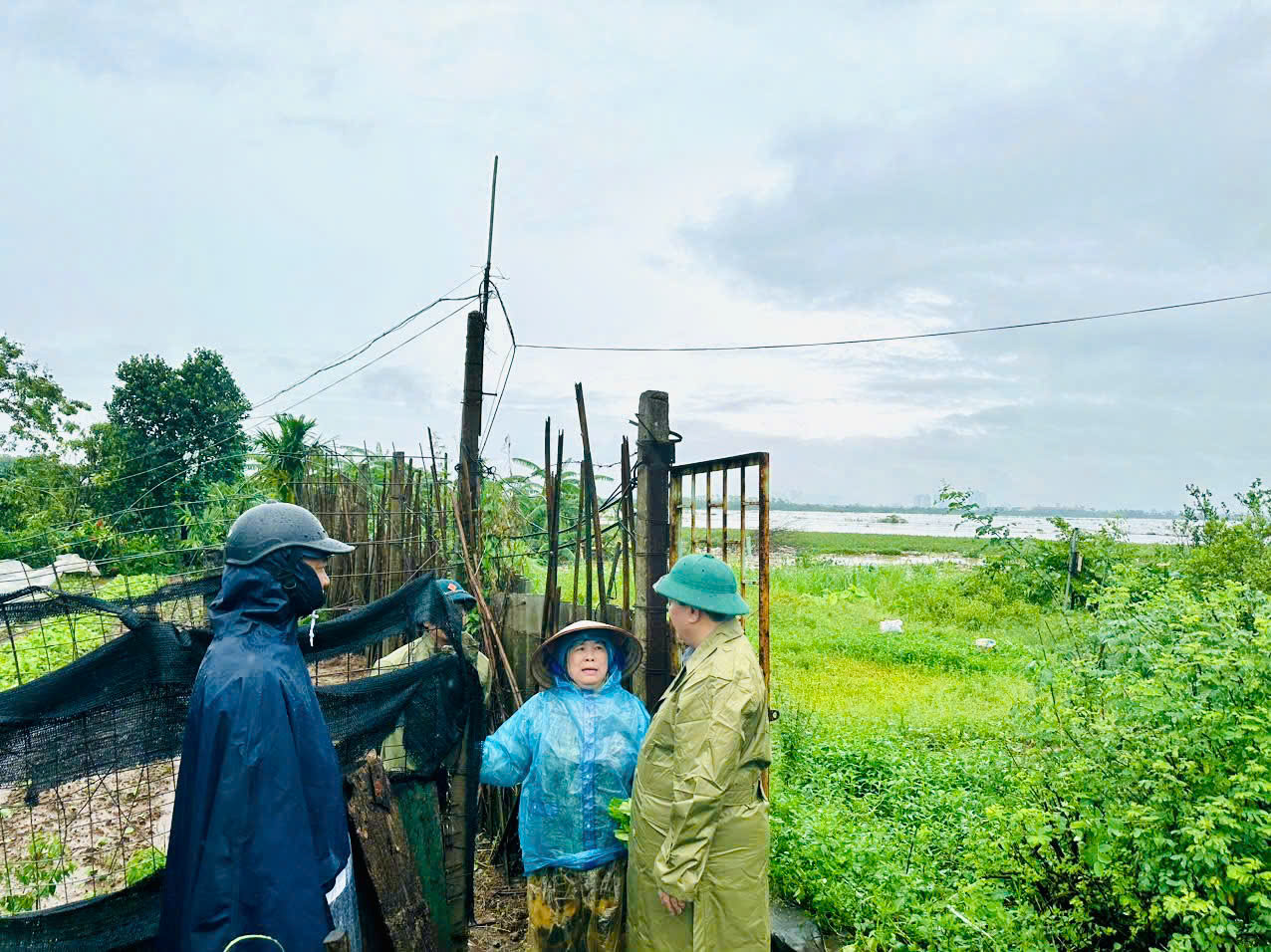 Các xã trấn tích cực kiểm tra, rà soát hệ thống đề điều, kè, cống, trạm bơm, các công trình phòng chống lũ - ảnh 2