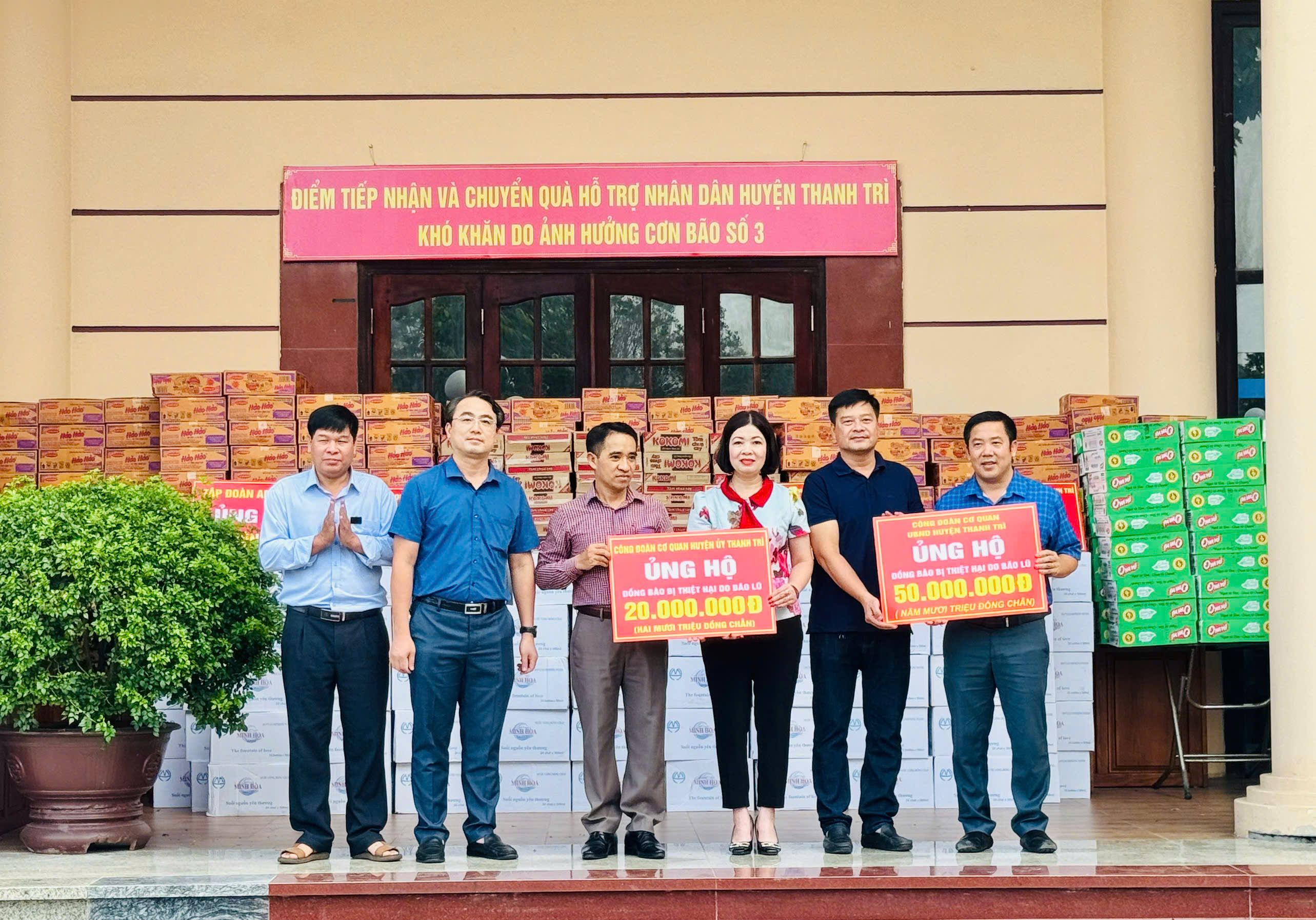 Tiếp nhận và chuyển quà hỗ trợ nhân dân khó khăn do ảnh hưởng của cơn bão số 3 - ảnh 1