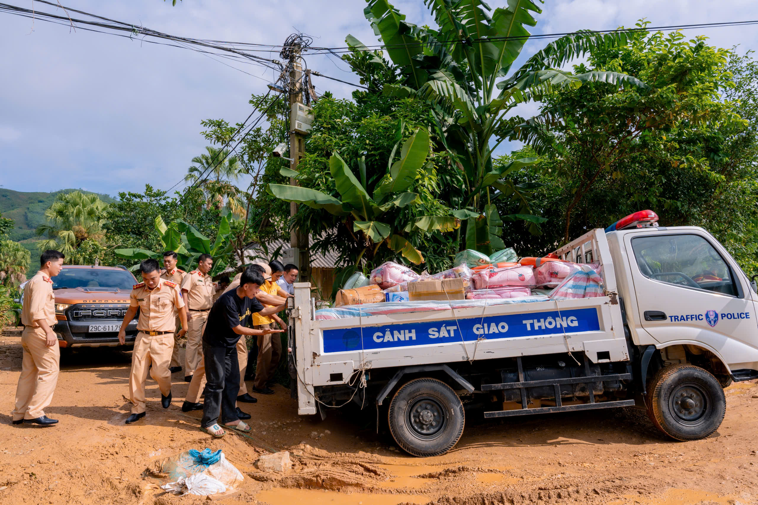 Mang Tết Trung thu tới vùng núi cao - ảnh 1