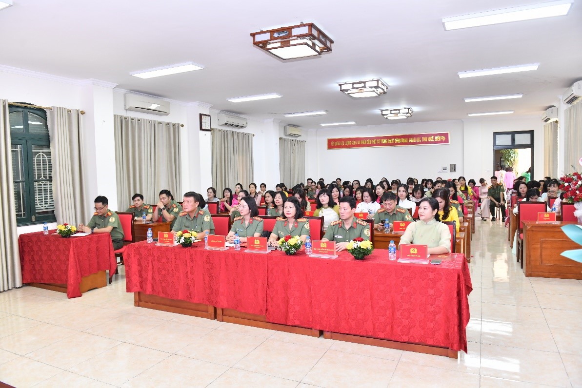 Cục Quản lý xuất nhập cảnh tổ chức Lễ mít tinh chúc mừng cán bộ hội viên phụ nữ - ảnh 1
