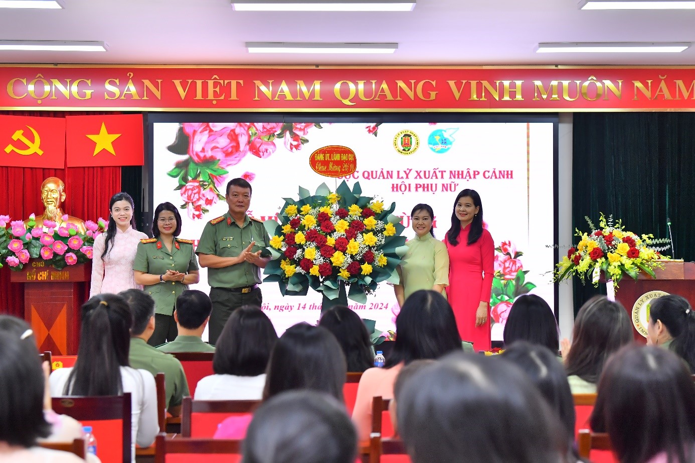 Cục Quản lý xuất nhập cảnh tổ chức Lễ mít tinh chúc mừng cán bộ hội viên phụ nữ - ảnh 3