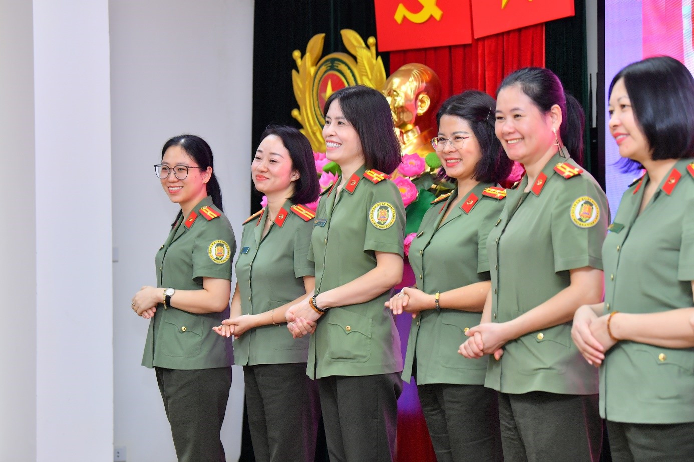 Cục Quản lý xuất nhập cảnh tổ chức Lễ mít tinh chúc mừng cán bộ hội viên phụ nữ - ảnh 7
