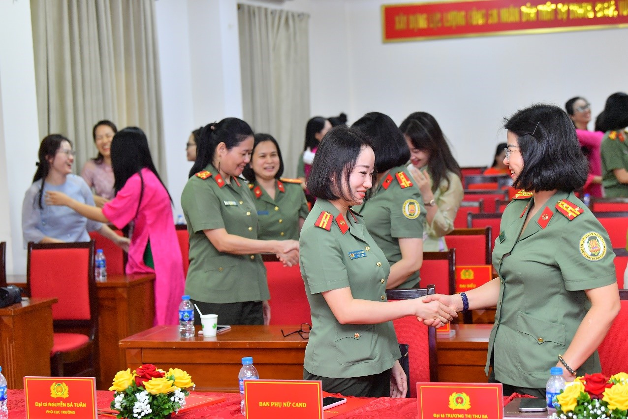 Cục Quản lý xuất nhập cảnh tổ chức Lễ mít tinh chúc mừng cán bộ hội viên phụ nữ - ảnh 8