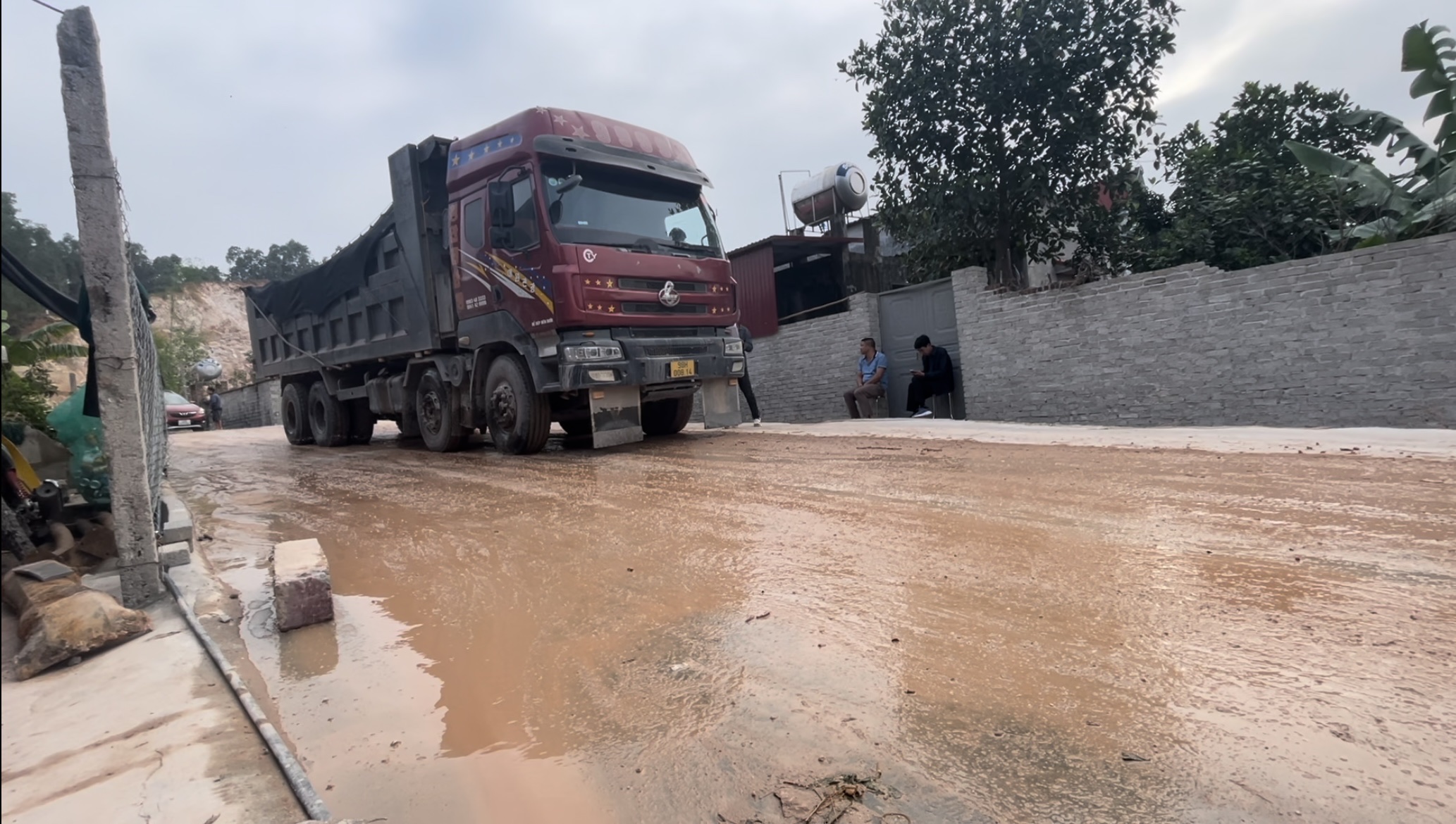 Công ty Trung Bắc khai thác đất núi Kẻ, núi Nội Ninh bị người dân tố ô nhiễm môi trường - ảnh 2