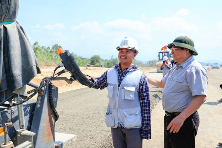 Thủ tướng yêu cầu “vượt nắng, thắng mưa” tại các dự án cao tốc trọng điểm - ảnh 1