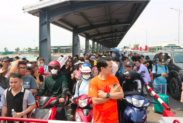 Du khách “chôn chân” 3 giờ chưa được lên phà ra đảo Cát Bà - ảnh 2