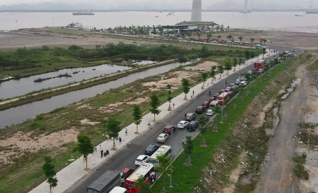 Du khách “chôn chân” 3 giờ chưa được lên phà ra đảo Cát Bà - ảnh 1