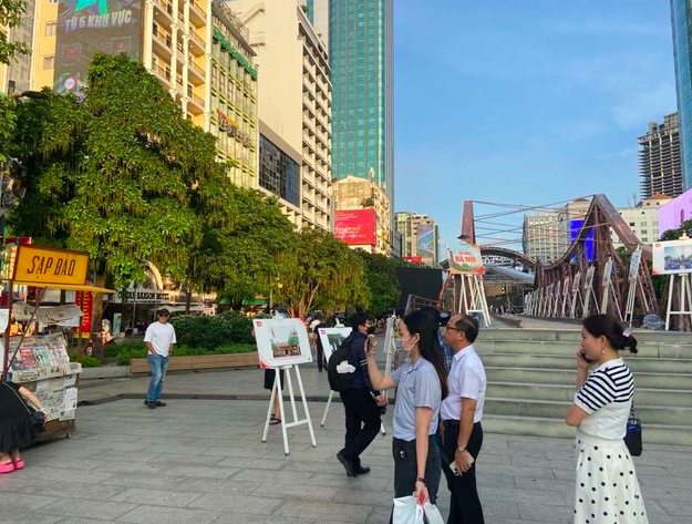 Trưng bày ảnh tư liệu về chủ đề kỷ niệm 70 năm ngày Giải phóng Thủ đô - ảnh 2