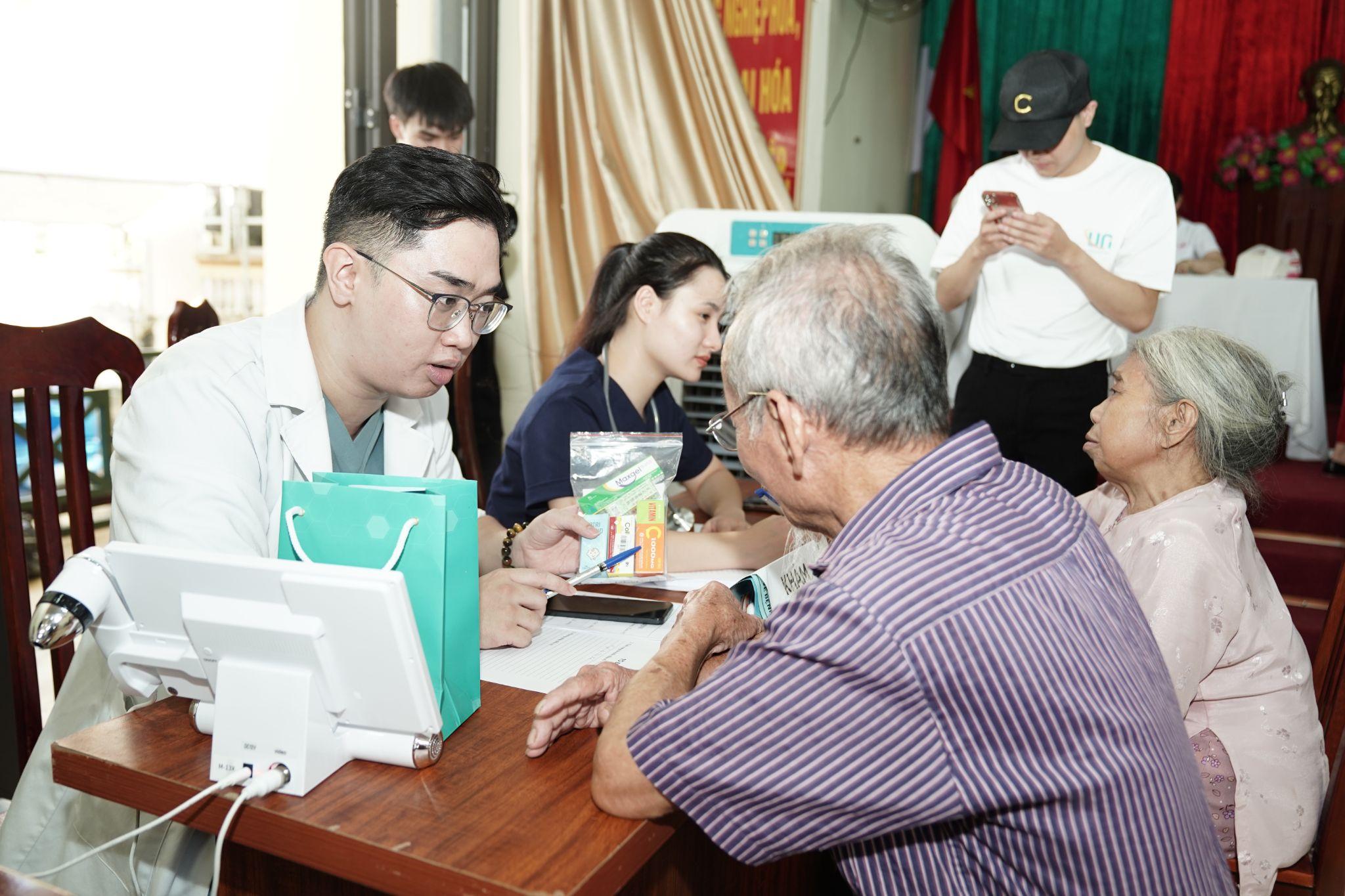 Phòng khám UNI thăm khám miễn phí cho người dân chịu ảnh hưởng bởi bão lũ - ảnh 4