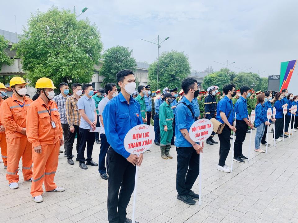 Quang cảnh Lễ ra qu&acirc;n xử l&yacute; vi phạm về TTATGT-TTĐT-VSMT-PCCC đảm bảo ANTT trước, trong v&agrave; sau thời gian tổ chức SEA Games 31 tr&ecirc;n địa b&agrave;n quận