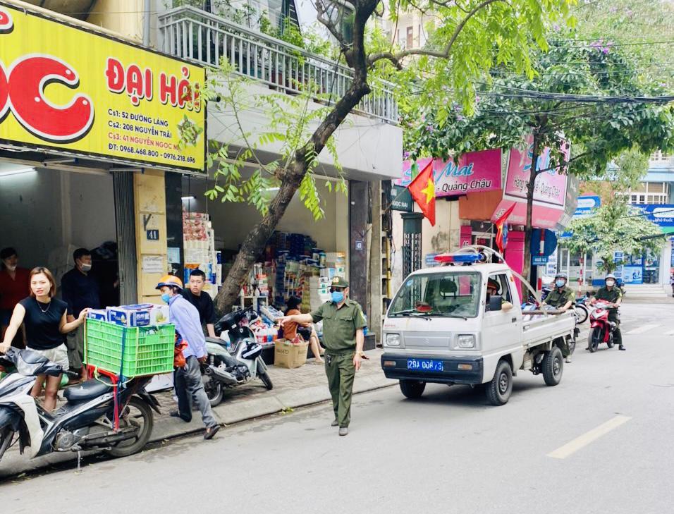 Lực lượng chức năng phường Khương Mai kiểm tra, xử l&yacute; vi phạm về trật tự an to&agrave;n giao th&ocirc;ng, trật tự đ&ocirc; thị...