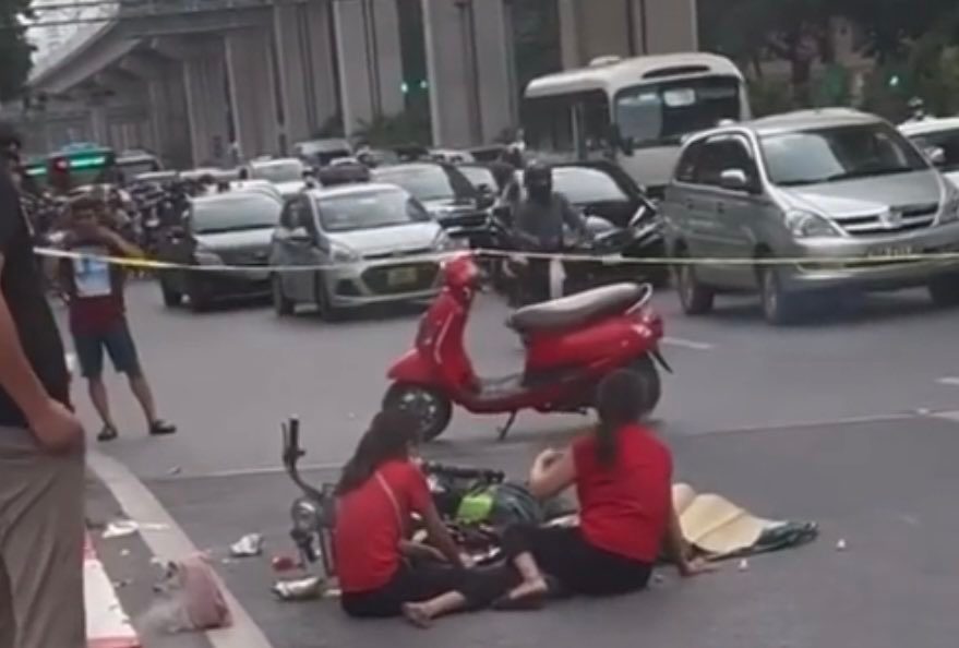 Bé 2 tuổi tử vong do ngã vào bánh sau xe khách - ảnh 1