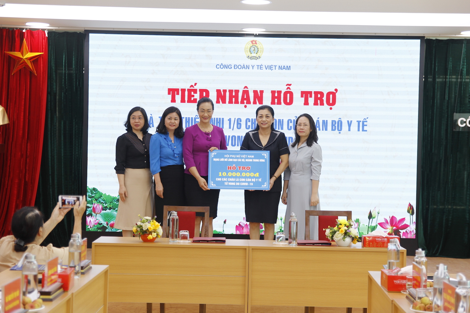 Tặng quà Tết Thiếu nhi cho con của cán bộ y tế tử vong do Covid-19 - ảnh 1