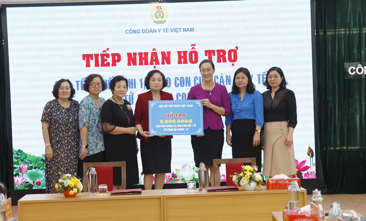 Tặng quà Tết Thiếu nhi cho con của cán bộ y tế tử vong do Covid-19 - ảnh 2