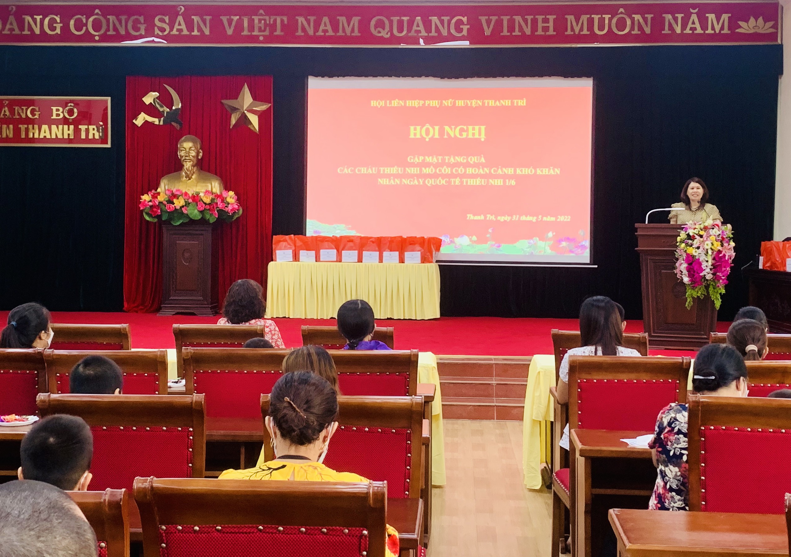 Hội LHPN huyện Thanh Trì: Tặng quà cho các cháu mồ côi có hoàn cảnh khó khăn nhân dịp 1/6 - ảnh 1