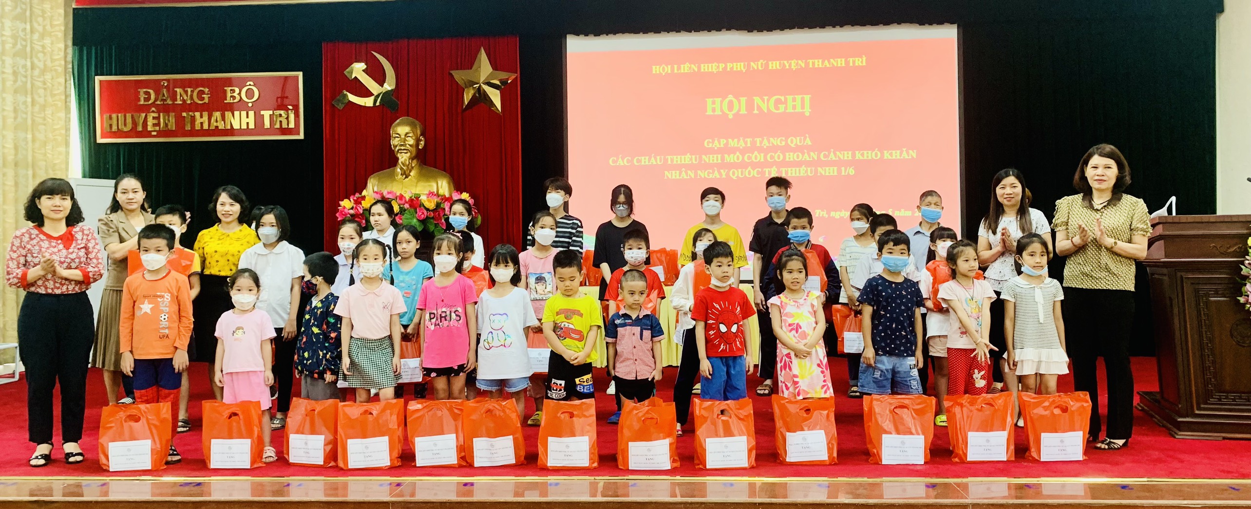 Hội LHPN huyện Thanh Trì: Tặng quà cho các cháu mồ côi có hoàn cảnh khó khăn nhân dịp 1/6 - ảnh 2