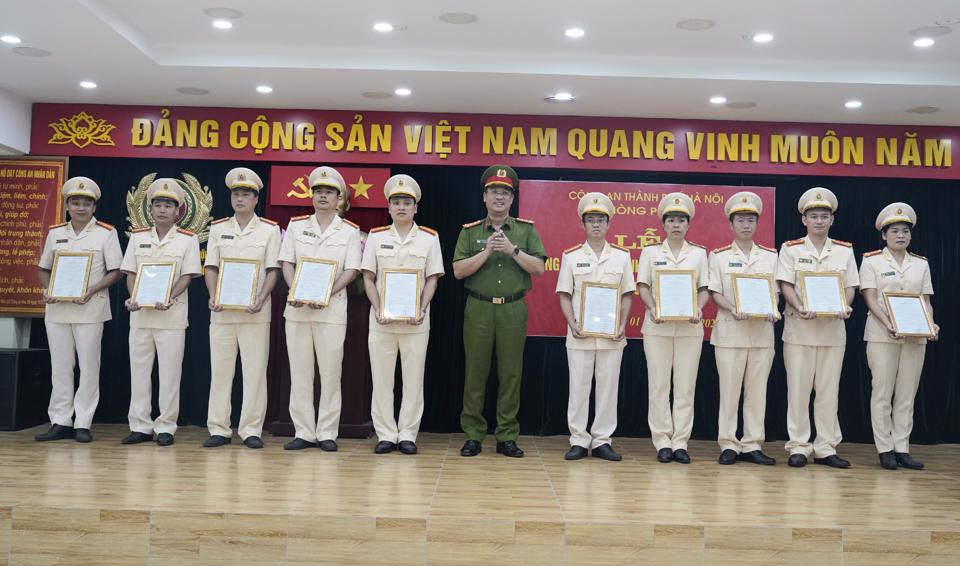 Thăng cấp bậc hàm, nâng bậc lương cho 88 chiến sỹ Cảnh sát phòng cháy - ảnh 2