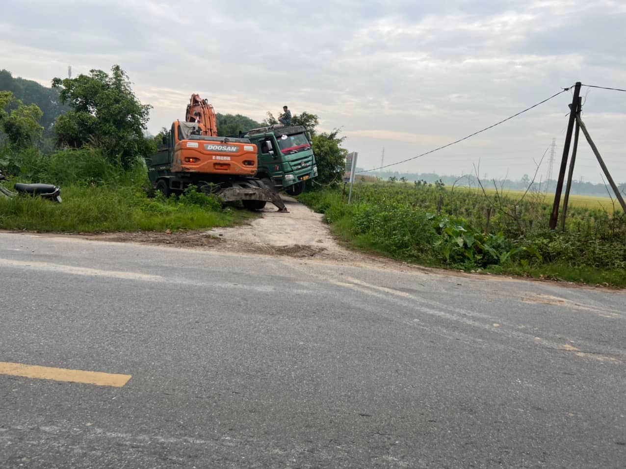 Phát hiện và xử phạt xe đổ trộm chất thải - ảnh 1