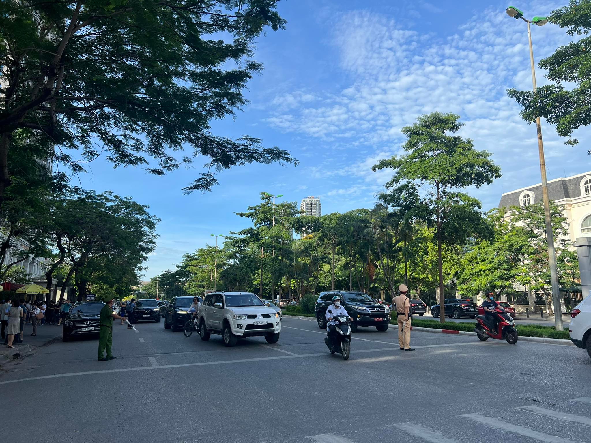 Đảm bảo giao thông thông suốt, sẵn sàng giúp đỡ thí sinh và phụ huynh gặp sự cố trên đường đến điểm - ảnh 2