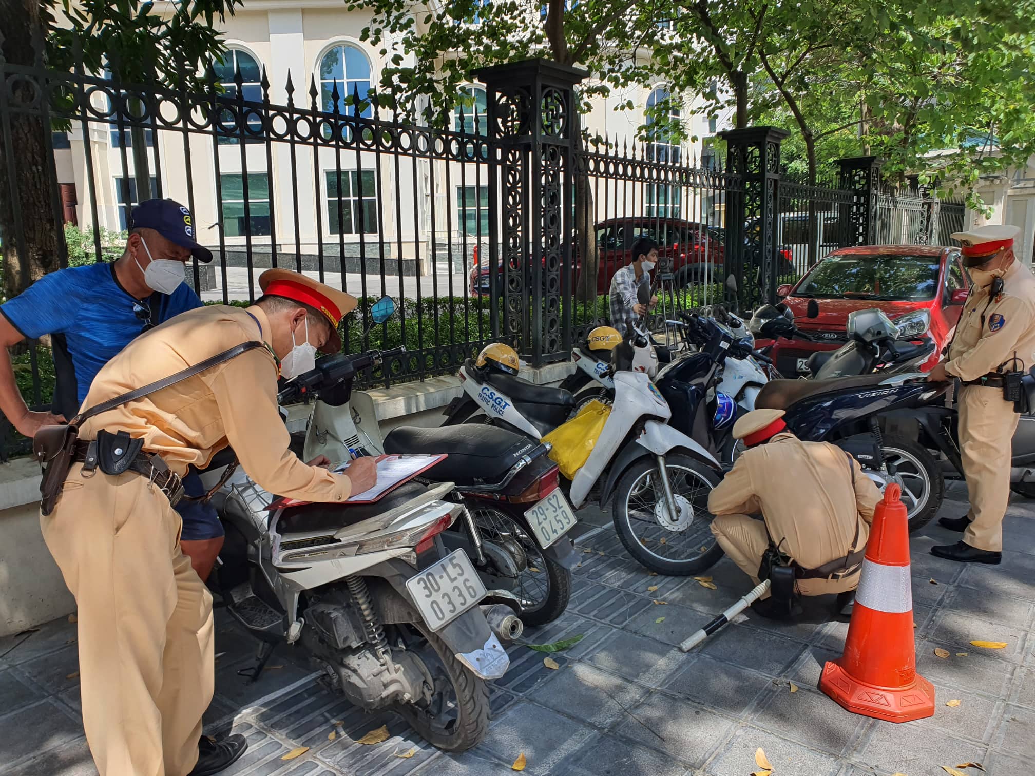Nhiều người cao tuổi bị xử phạt vì vi phạm nồng độ cồn - ảnh 2
