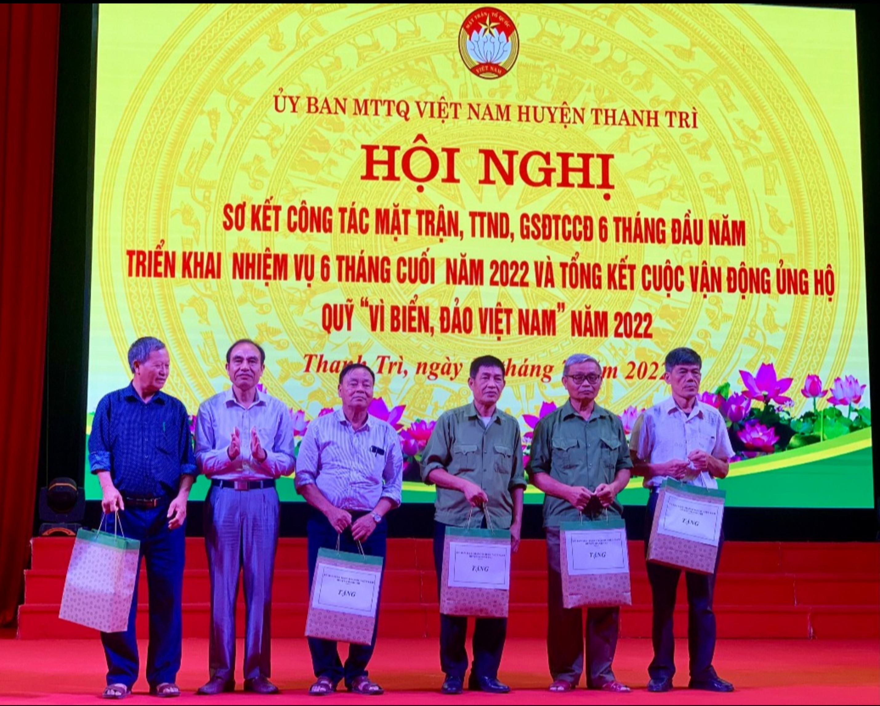 Thanh Trì: Tặng quà, tri ân Mẹ Việt Nam anh hùng và các thương bệnh binh nhân dịp 27/7 - ảnh 1