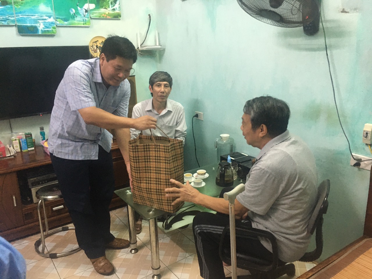 Thanh Trì: Tặng quà, tri ân Mẹ Việt Nam anh hùng và các thương bệnh binh nhân dịp 27/7 - ảnh 3