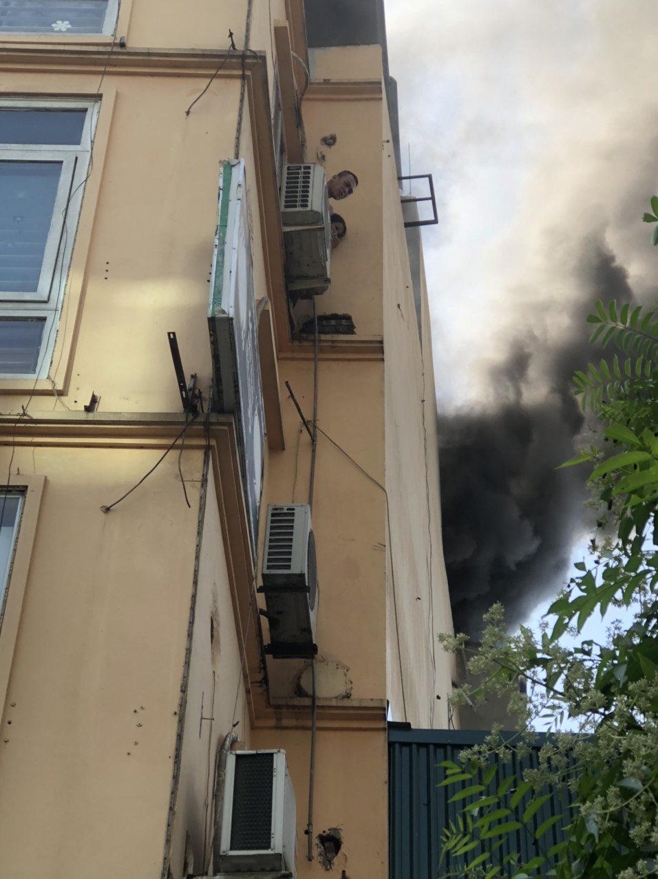 Hà Nội: Cháy nhà trong ngõ nhỏ, 2 người may mắn được giải cứu - ảnh 1