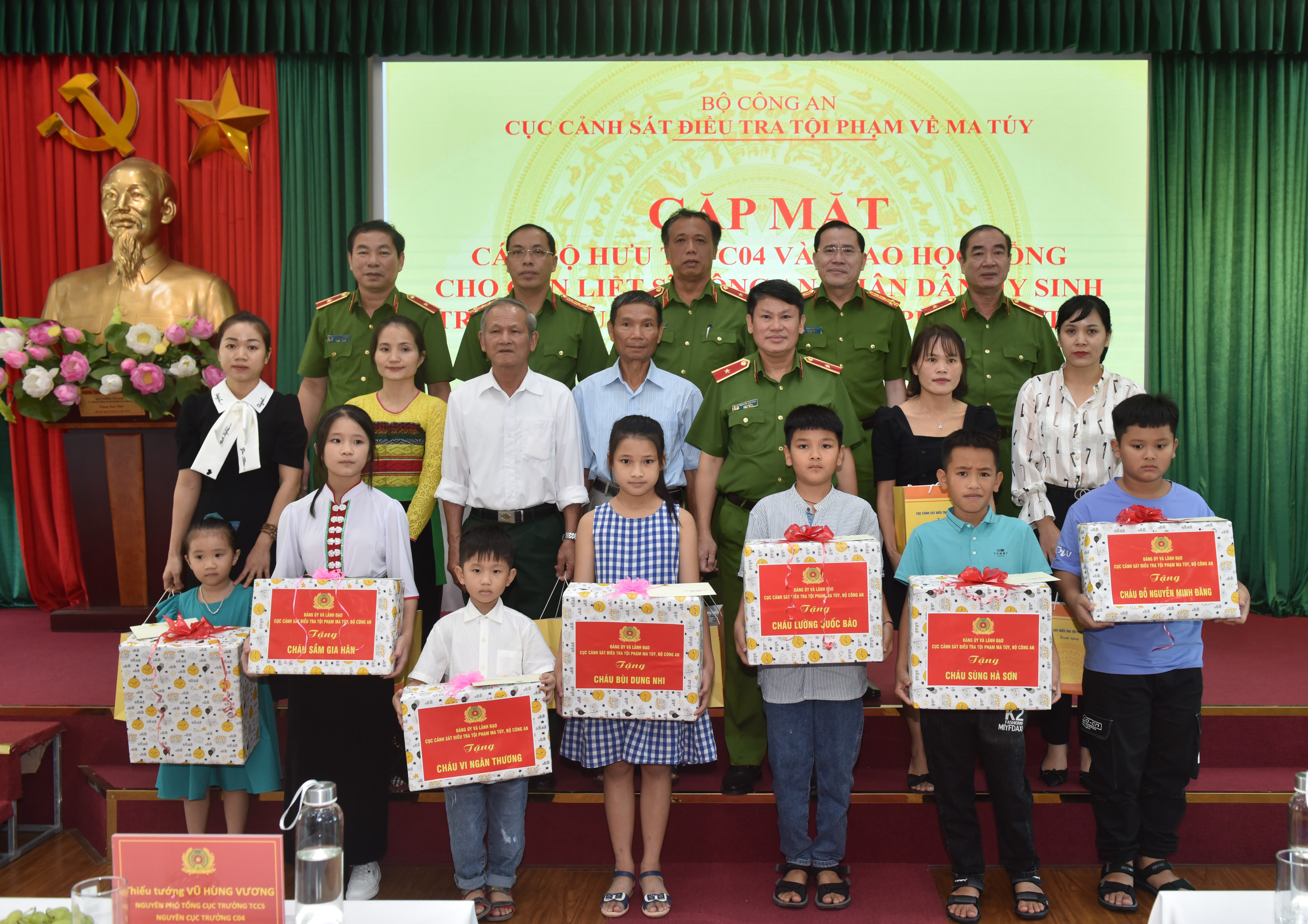 Phần quà ý nghĩa trao tặng con các liệt sỹ trước thềm năm học mới - ảnh 1