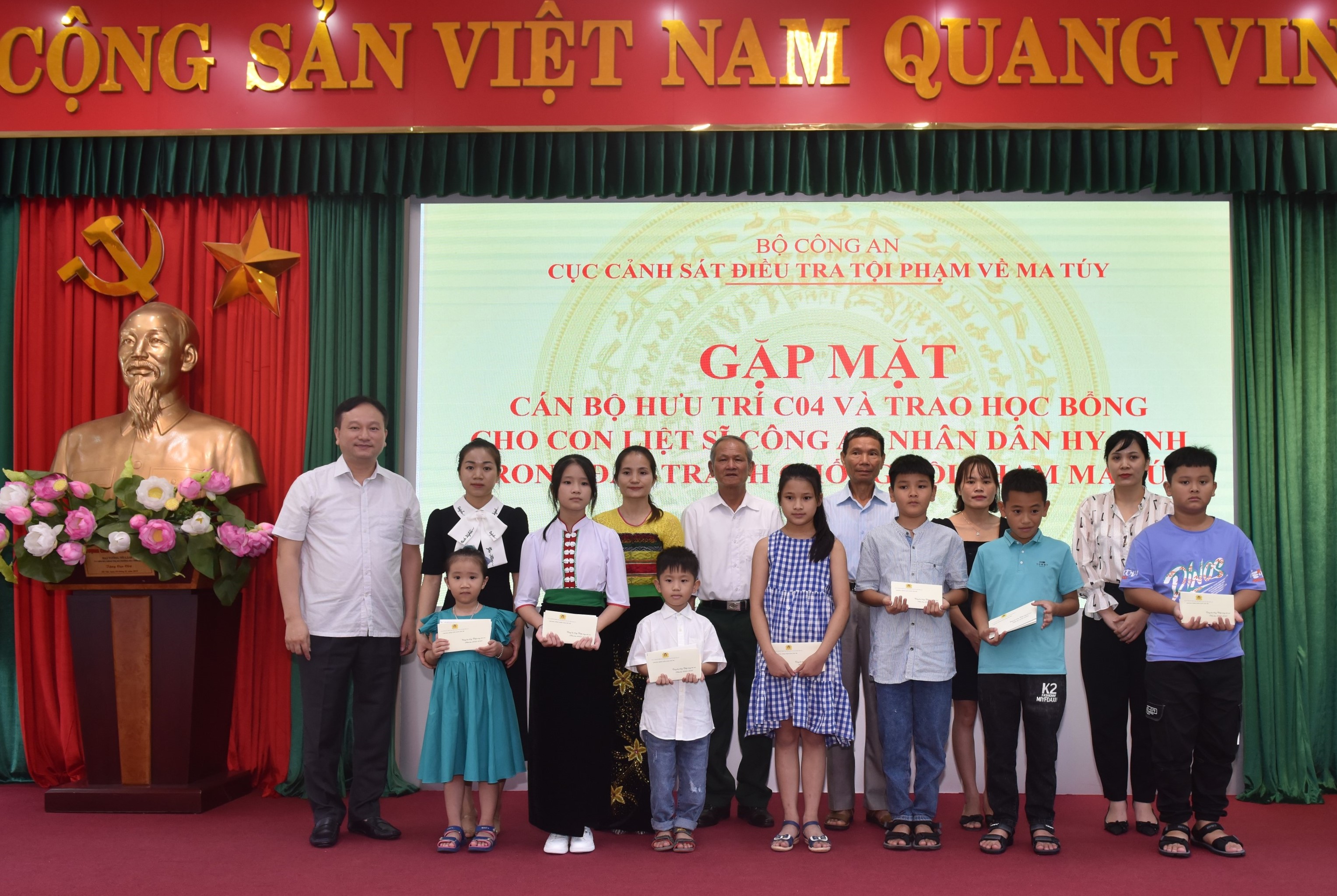 Phần quà ý nghĩa trao tặng con các liệt sỹ trước thềm năm học mới - ảnh 2