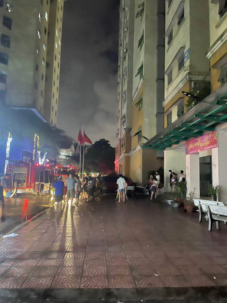 Cứu nhiều người mắc kẹt trong vụ cháy chung cư cao tầng  - ảnh 1