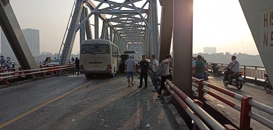 Sáng sớm xảy ra hai vụ tai nạn giao thông liên tiếp trên cầu Chương Dương - ảnh 1