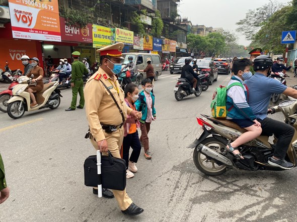 Không để học sinh lỡ khai giảng vì mất an toàn giao thông - ảnh 1