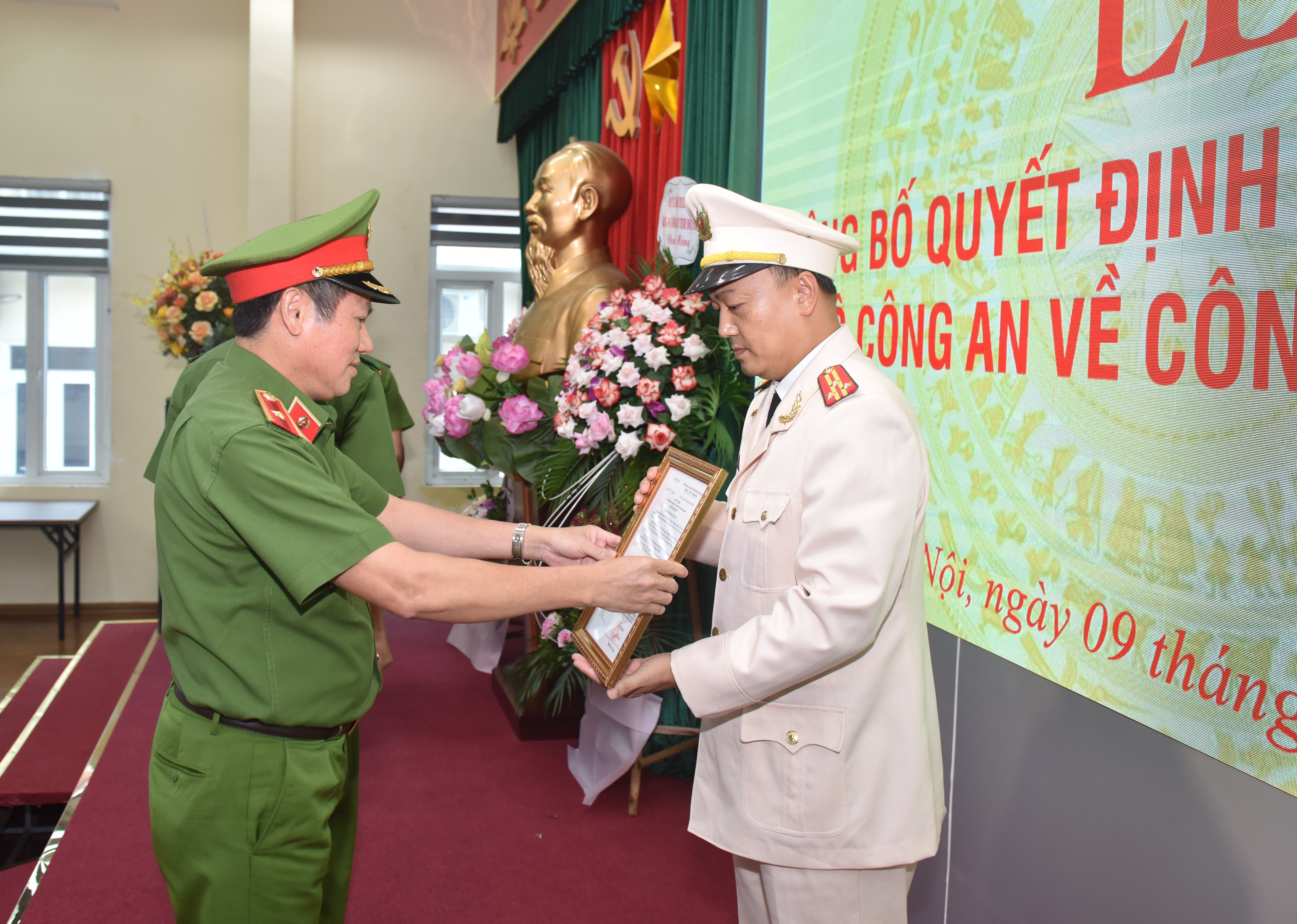 Bổ nhiệm 2 Phó Cục trưởng Cục Cảnh sát điều tra tội phạm về ma túy - ảnh 2