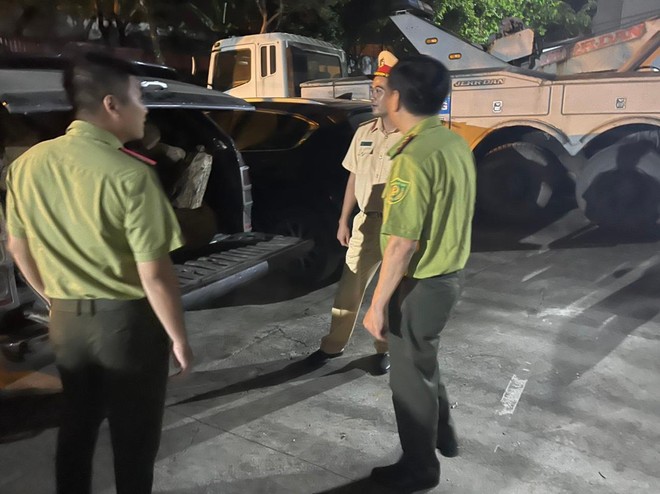 Hà Nội: Bàn giao kiểm lâm xe chở 600kg gỗ lậu không rõ nguồn gốc - ảnh 1