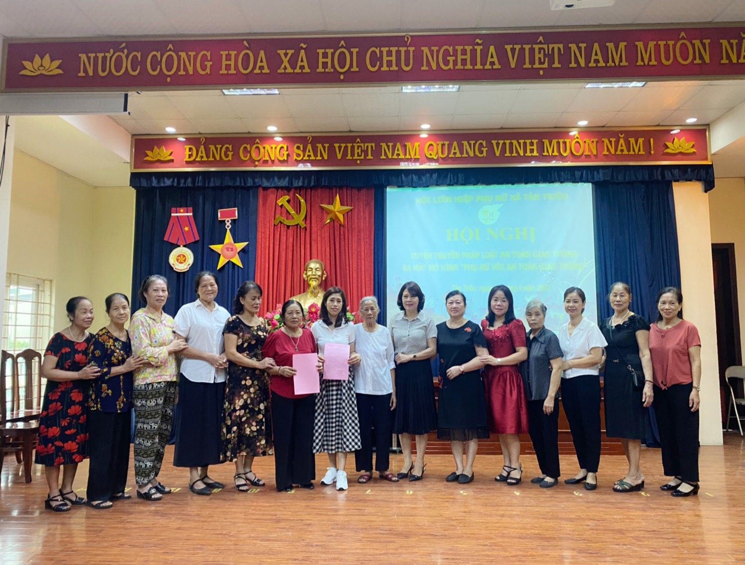 Ra mắt mô hình “Phụ nữ với an toàn giao thông” và “Chi hội phụ nữ tự quản vệ sinh ATTP” - ảnh 2