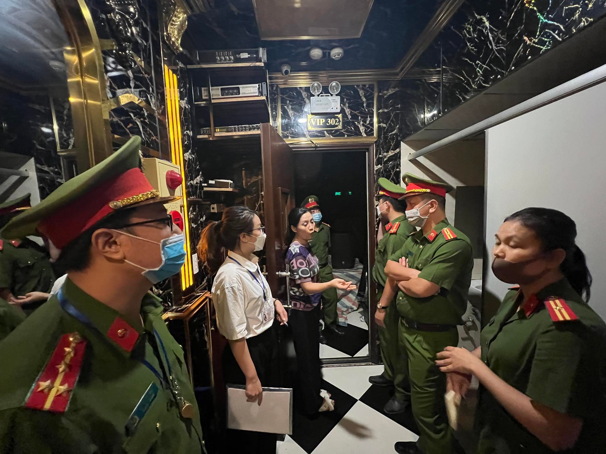 Hoàn Kiếm: 40 phòng hát karaoke vi phạm quy định về phòng cháy chữa cháy - ảnh 3