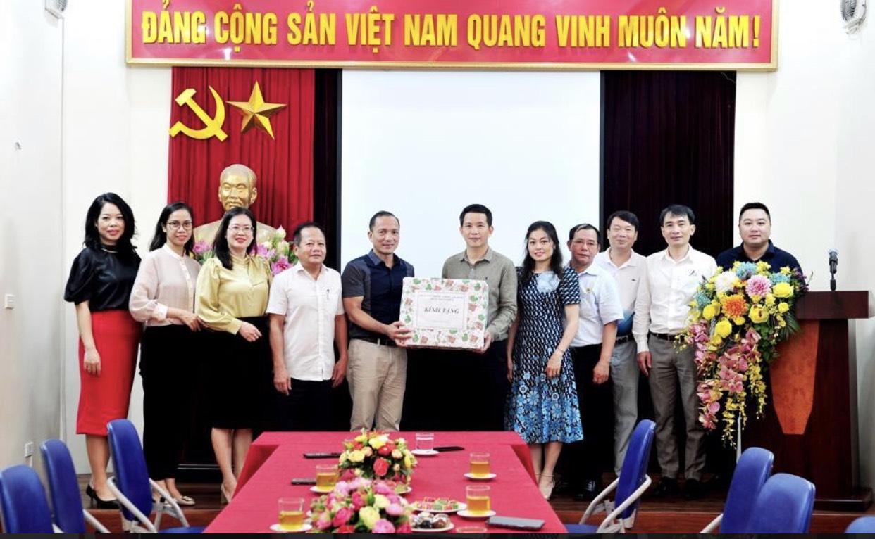 Quận Hoàn Kiếm thăm tặng quà người cao tuổi nhân ngày Quốc tế Người cao tuổi 1/10 - ảnh 1