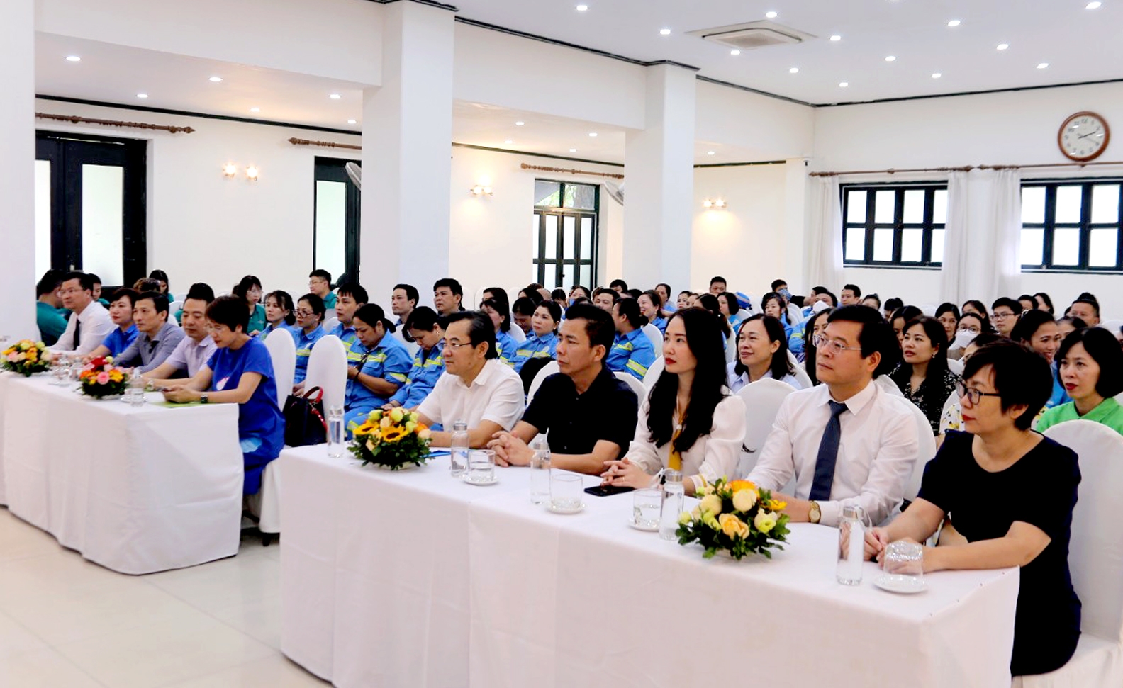 Đối thoại với lao động về chế độ chính sách mới về tiền lương và an toàn lao động - ảnh 1