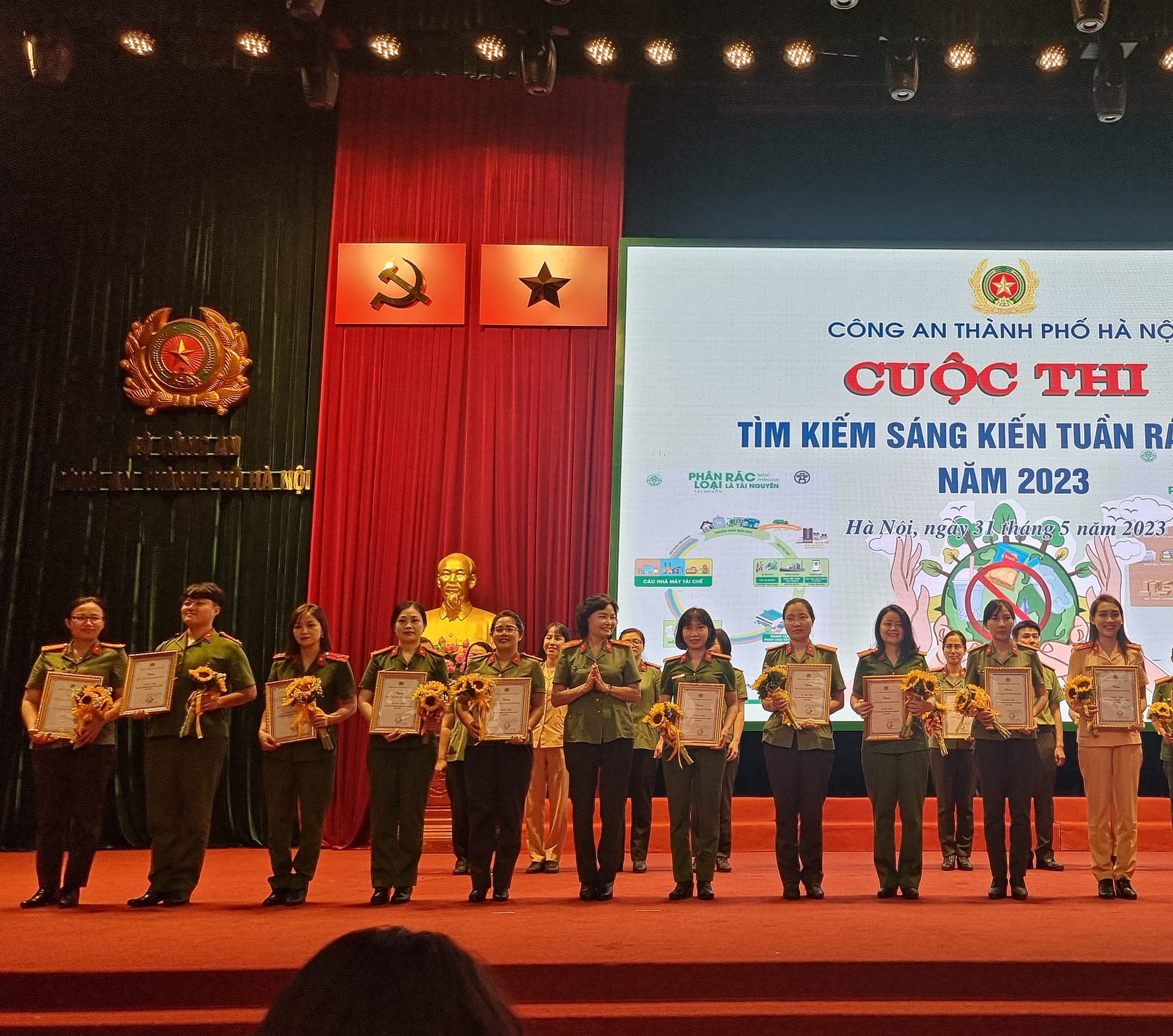Công an Hà Nội sôi nổi hoạt động vì môi trường - ảnh 5